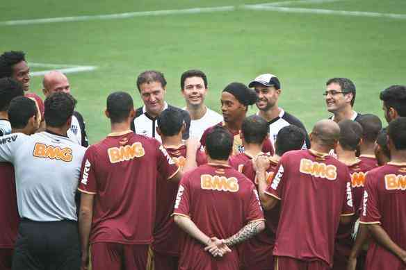 No dia 4 de junho de 2012, Atltico surpreendeu e anunciou Ronaldinho Gacho. Antes da apresentao oficial, jogador vestiu a camisa e j treinou na Cidade do Galo