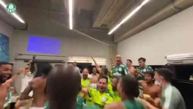 Jogadores do Palmeiras durante festa no vestirio do Mineiro, em BH