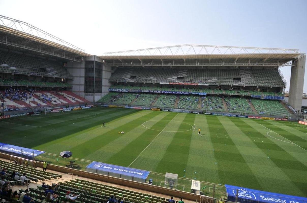 Torcida do Cruzeiro chega ao Independncia para o primeiro jogo com pblico no estdio durante a pandemia