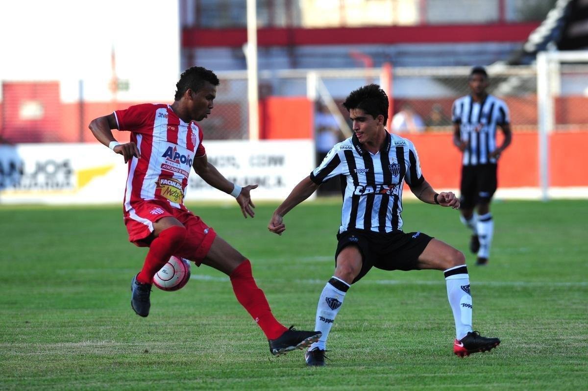 Villa Nova e Atltico se enfrentaram nesta quinta-feira