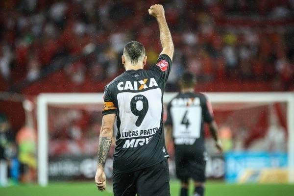 Chegou ao Atltico para herdar a camisa 9 deixada por Diego Tardelli. E o 'Urso' teve momentos de sucesso no Galo. O argentino  o maior artilheiro estrangeiro da histria do alvinegro, com 42 gols marcados (em 107 partidas). Incomodado com a reserva, o jogador pediu para ser negociado e foi vendido ao So Paulo.