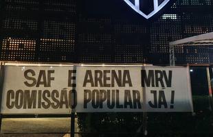 Torcedores do Atltico protestaram em frente  sede do clube nesta segunda-feira (21/11)