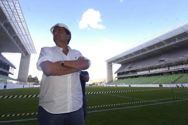 No comeo de 2012, Alexandre Kalil acertou uma parceria comercial com a administradora do novo estdio Independncia. O Horto se tornaria a nova casa do Galo. L, o time mostrou fora como mandante. O novo Mineiro ficou em segundo plano na gesto Kalil.