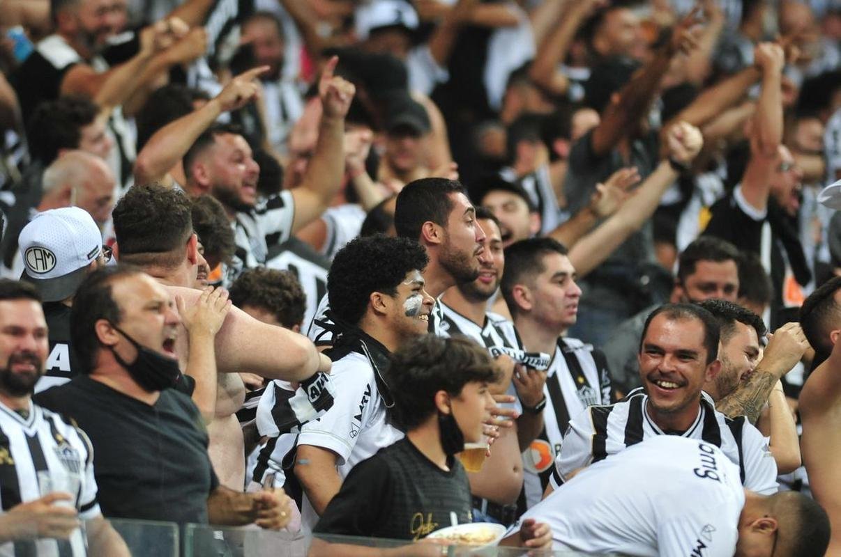 No segundo tempo, de cabea, Vargas abriu o placar para o Atltico no Mineiro: 1 a 0