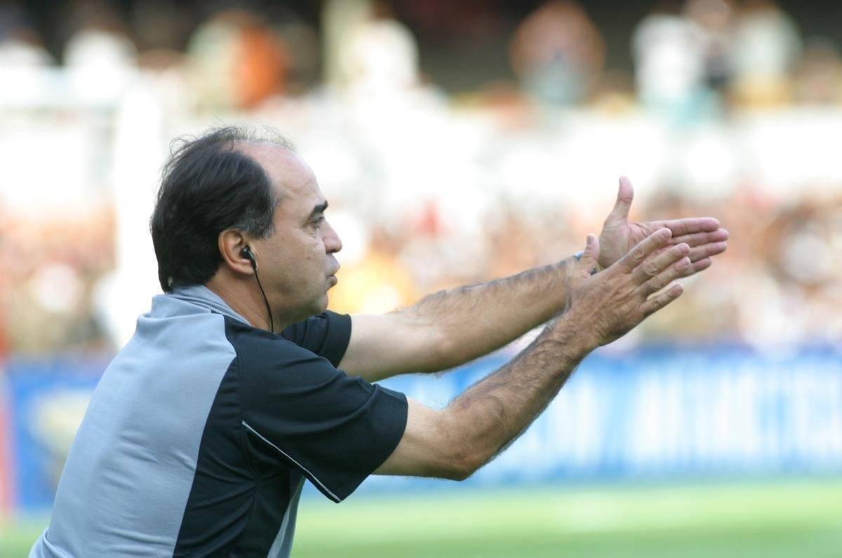 Marcelo Oliveira voltou a comandar o Atltico num clssico no dia 12 de outubro de 2003. O time alvinegro perdeu por 1 a 0, em jogo vlido pela 36 rodada do Campeonato Brasileiro. O treinador comeou como interino, mas foi efetivado em 13 de agosto.