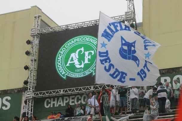 Na Arena Cond, torcidas de vrios clubes se unem em momento de dor para o Brasil