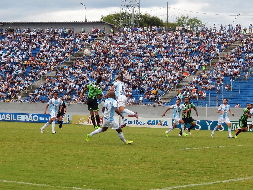 Fotos da partida entre Londrina e Amrica, no Estdio do Caf, no Paran
