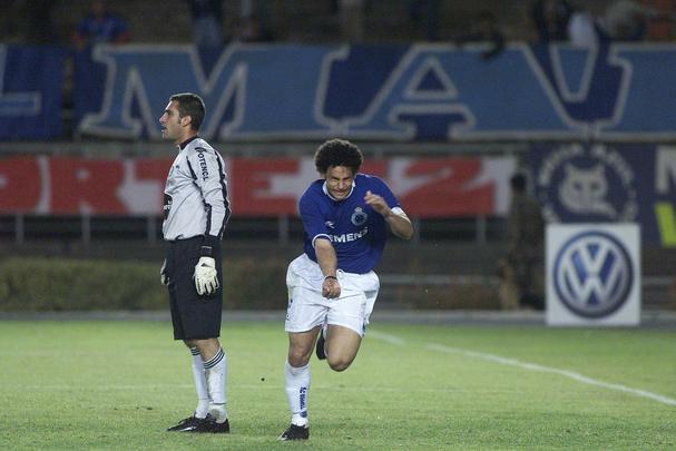 Fred em ação pelo Cruzeiro entre 2004 e 2005