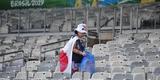 Depois do empate entre Japo e Equador, por 1 a 1, pela Copa Amrica, um torcedor japons deu um bom exemplo aos brasileiros. Com pacincia, ele recolheu lixo em vrios pontos do setor em que se encontrava no Mineiro. Na Copa de 2014, no Brasil, os nipnicos j haviam mostrado civilidade ao mundo ao limpar arquibancadas e vestirios dos estdios.