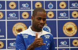 Apresentao do zagueiro Ded ao Cruzeiro. Jogador participou de ao de marketing, foi a supermercado e divulgou programa scio do futebol, que d desconto na compra de produtos