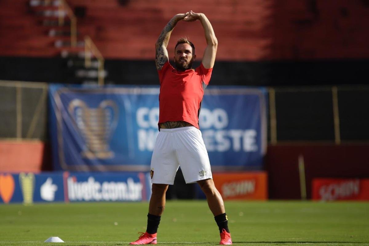 Elenco do Sport realiza aquecimento no Barrado minutos antes da partida ser iniciada, diante do Fortaleza. 
