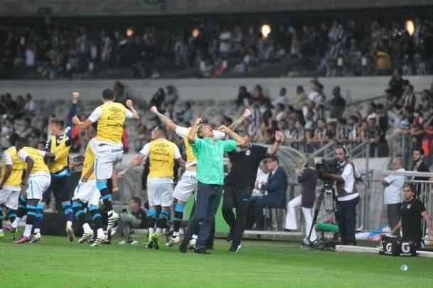 Renato Gacho comemora o primeiro gol do Grmio no Mineiro, marcado por Pedro Rocha