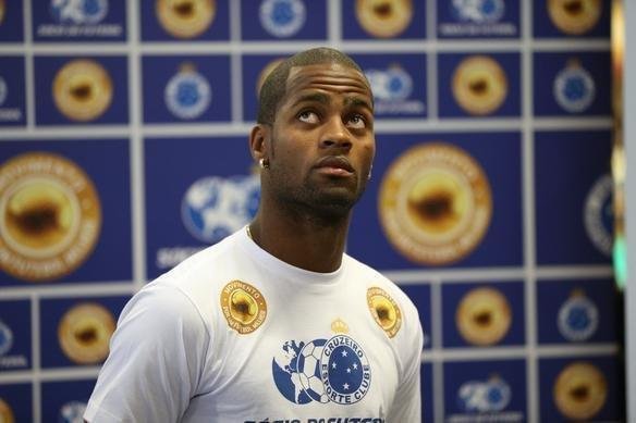 Apresentao do zagueiro Ded ao Cruzeiro. Jogador participou de ao de marketing, foi a supermercado e divulgou programa scio do futebol, que d desconto na compra de produtos