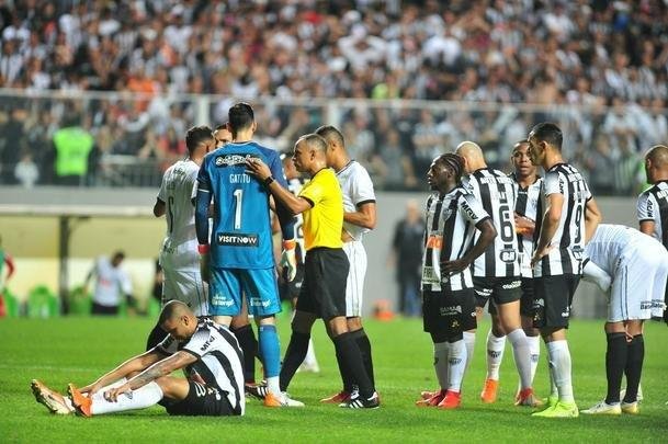 Galo deslanchou no segundo tempo com gols de Fbio Santos, de pnalti, e Vinicius