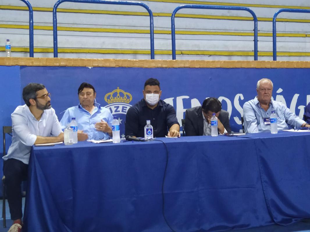 Ronaldo compareceu à votação da venda da SAF do Cruzeiro no Barro Preto e foi muito assediado por conselheiros do clube