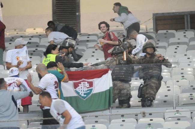 Briga entre torcedores do Cruzeiro e do Fluminense, no Mineiro, antes de jogo pelas oitavas de final da Copa do Brasil. Atrito foi na divisria, no anel superior do estdio