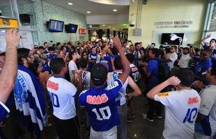 Torcida faz festa em aeroporto para receber o Tricampe�o Brasileiro