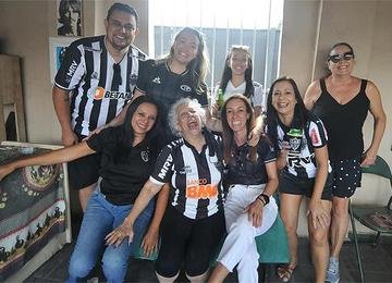 Atleticanos se juntaram como de costume, mas dessa vez viram o jogo pela TV. Encontro foi marcado por provocações ao América e muita festa
