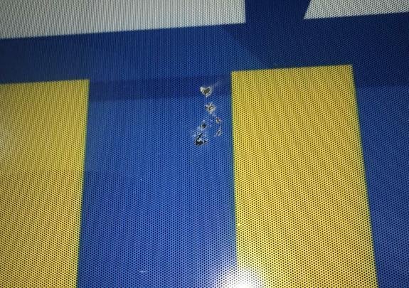 Marcas deixadas pelas pedras no nibus do Cruzeiro