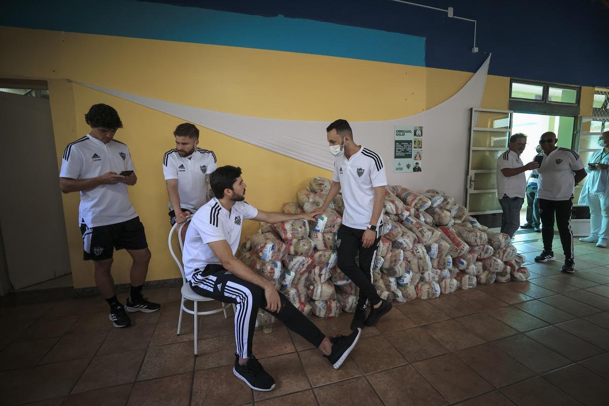 Jogadores do Atltico visitam Ncleo Assistencial Caminhos para Jesus