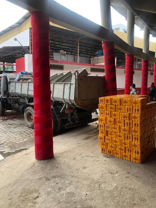 Na tarde desta sexta-feira (21), um caminhão, que estava sendo utilizado na reforma de uma das quadras dos Aflitos, acabou descendo e quebrando um portão da sede social e entortando uma das colunas de sustentação do estádio