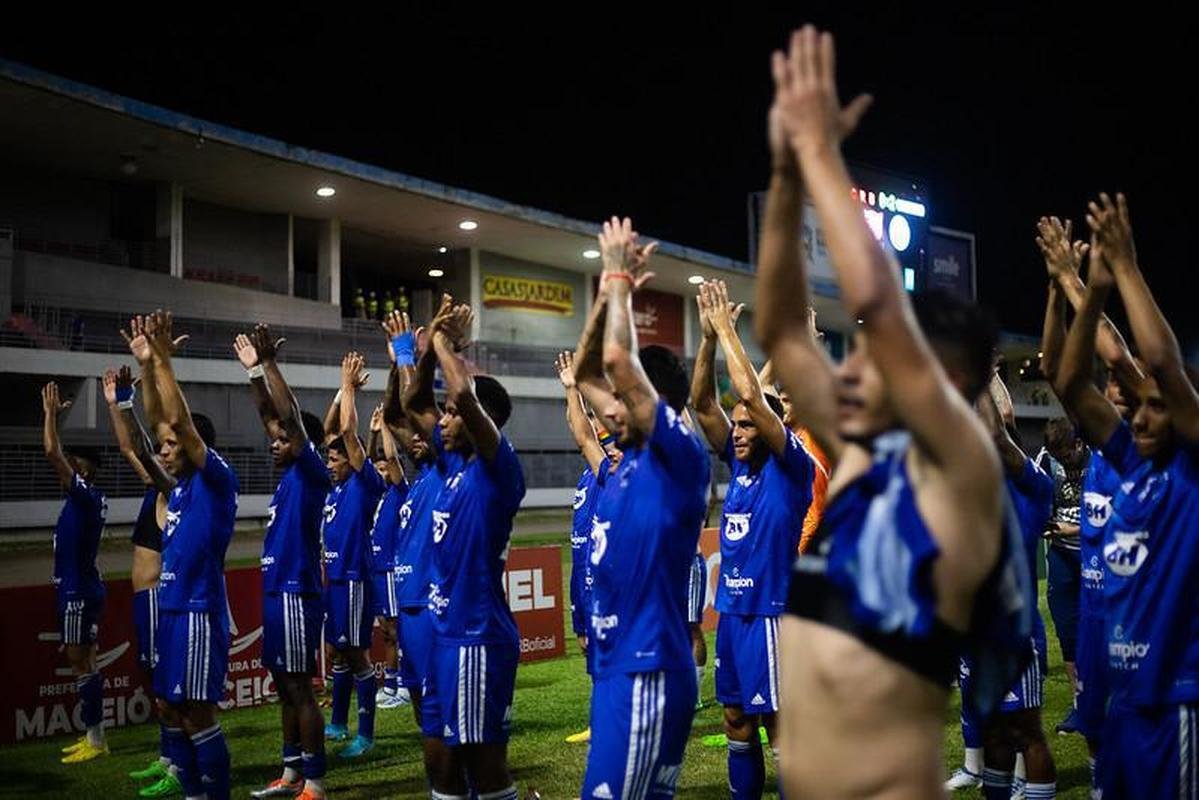 O Cruzeiro tambm festejou com a torcida depois da vitria por 2 a 0 sobre o CRB, no estdio Rei Pel, em Macei-AL, na 30 rodada.
