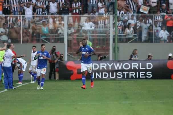 Depois de grande jogada de Arrascaeta, Riascos marcou o gol da virada do Cruzeiro: 2 a 1