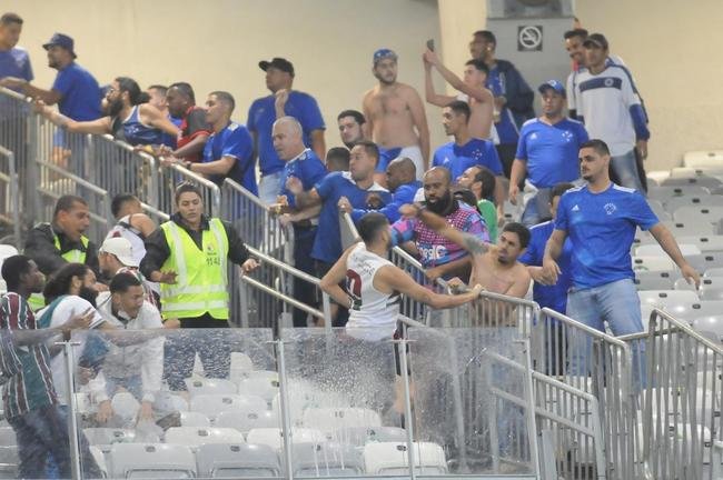 Briga entre torcedores do Cruzeiro e do Fluminense, no Mineiro, antes de jogo pelas oitavas de final da Copa do Brasil. Atrito foi na divisria, no anel superior do estdio