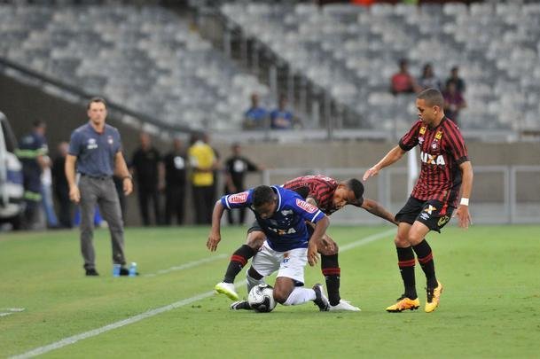Cruzeiro e Atltico-PR jogaram no Mineiro pela terceira rodada do Grupo C da Primeira Liga