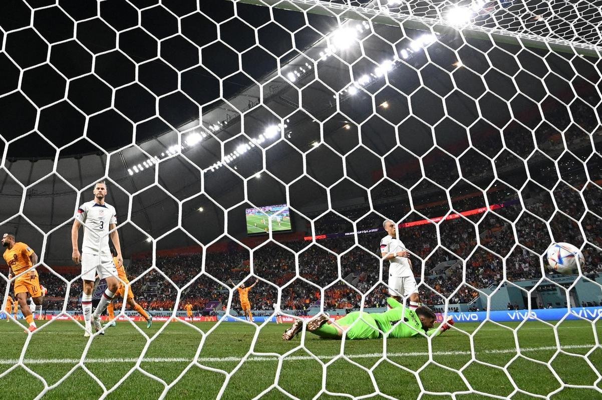 Lances do jogo entre Holanda e Estados Unidos pelas oitavas de final da Copa do Mundo.