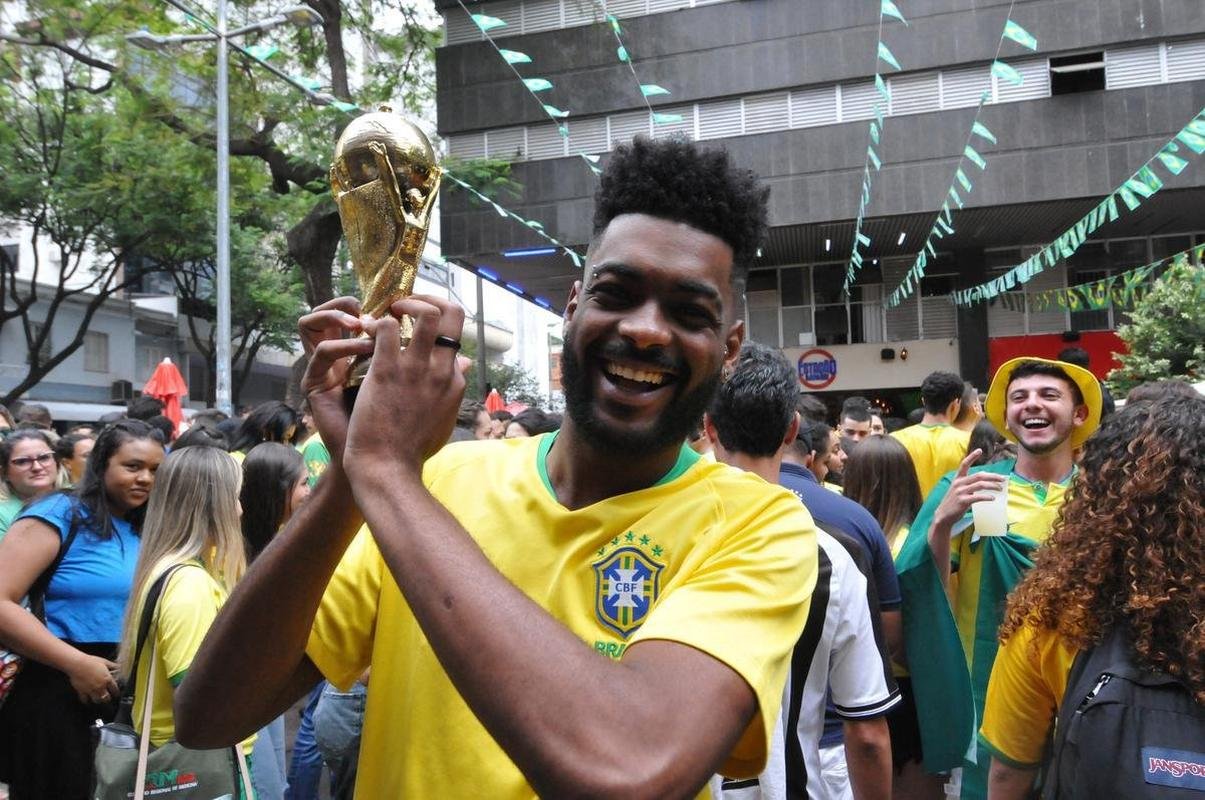 Concentrao de torcedores nos bares da Rua Antnio de Albuquerque, na Savassi