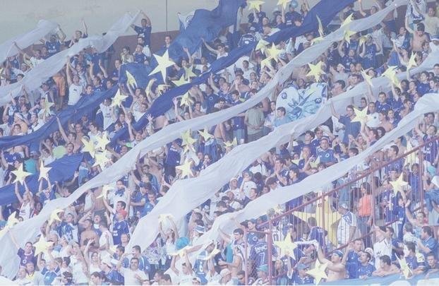 Torcida do Cruzeiro lotou Mineiro em 30 de novembro de 2003 para assistir ao duelo com o Paysandu, pela 44 rodada do Campeonato Brasileiro, que confirmaria o ttulo brasileiro e a Trplice Coroa. O pblico foi de 73.141 pagantes e gerou uma renda de R$ 827.201,00. O nmero de presentes no foi divulgado. O time celeste no decepcionou, venceu por 2 a 1, com gols de Zinho e Mota, e deu incio  festa em Belo Horizonte.