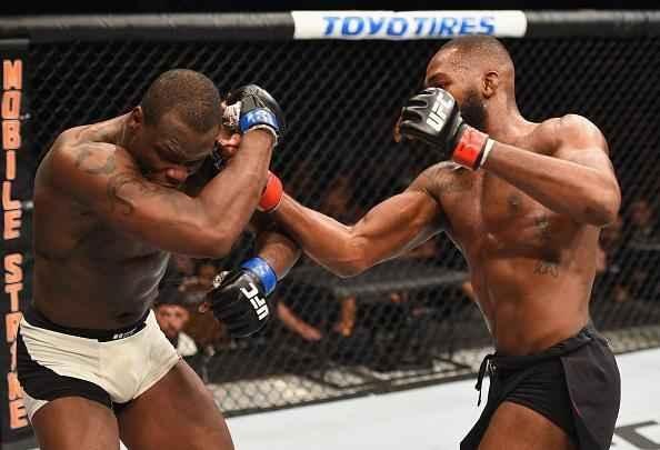 Jon Jones volta ao octógono do UFC e conquista cinturão interino