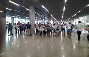 Torcida do Cruzeiro fez festa no Aeroporto de Confins na chegada de Rodriguinho a Belo Horizonte