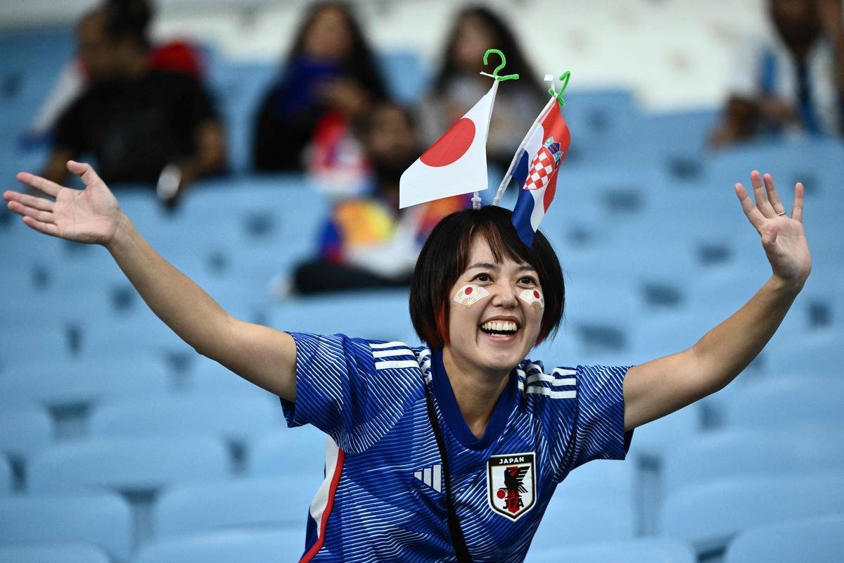 Torcida coloriu o Estdio Al Janoub, no Catar, para acompanhar a partida entre Japo e Crocia, pelas oitavas de final