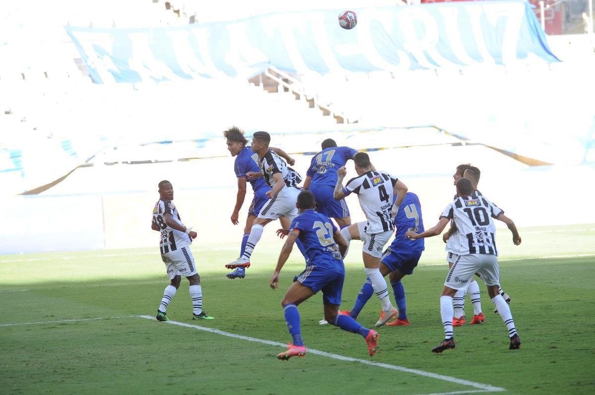 Fotos da vitria do Cruzeiro sobre o Athletic de So Joo del-Rei, por 1 a 0, no Mineiro, pela quarta rodada do Campeonato Mineiro de 2021. Marcelo Moreno, de pnalti, marcou o gol do triunfo celeste no Gigante da Pampulha