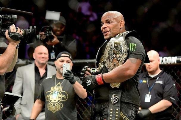 Daniel Cormier venceu Derrick Lewis por finalização e manteve cinturão dos pesados