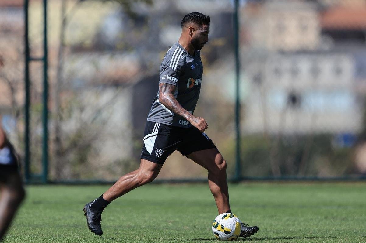 Nesta quinta-feira (28), o Atltico realizou o terceiro treino na Cidade do Galo aps o retorno de Cuca. Durante a atividade, o treinador conversou com o presidente do clube, Srgio Coelho.