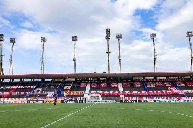 Imagens da partida entre CRB e Cruzeiro, no estádio Rei Pelé, em Maceió