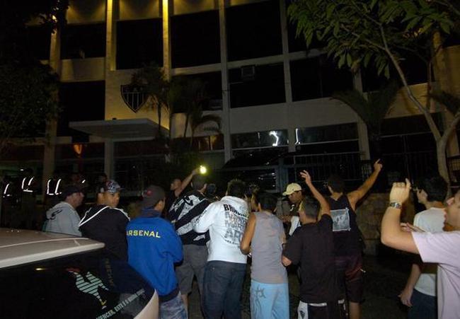 Torcedores protestam na porta da sede do Galo depois do clássico