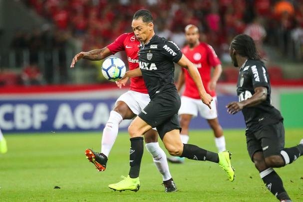 Galo derrotou Internacional no Beira-Rio com gols de Cazares e Terans; D'Alessandro descontou de pênalti