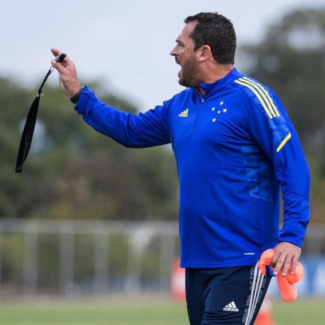 Comisso tcnica de Vanderlei Luxemburgo comandou treino na Toca da Raposa II nesta quarta-feira. Time se prepara para enfrentar o Brusque, s 11h de sbado, no estdio Augusto Bauer, em Santa Catarina, pela 16 rodada da Srie B.