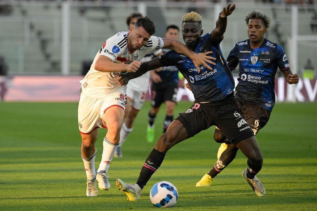 Independiente del Valle, do Equador, vence So Paulo por 2 a 0 e conquista o ttulo da Copa Sul-Americana em Crdoba, na Argentina. Os gols foram de Lorenzo Faravelli e Lautaro Daz