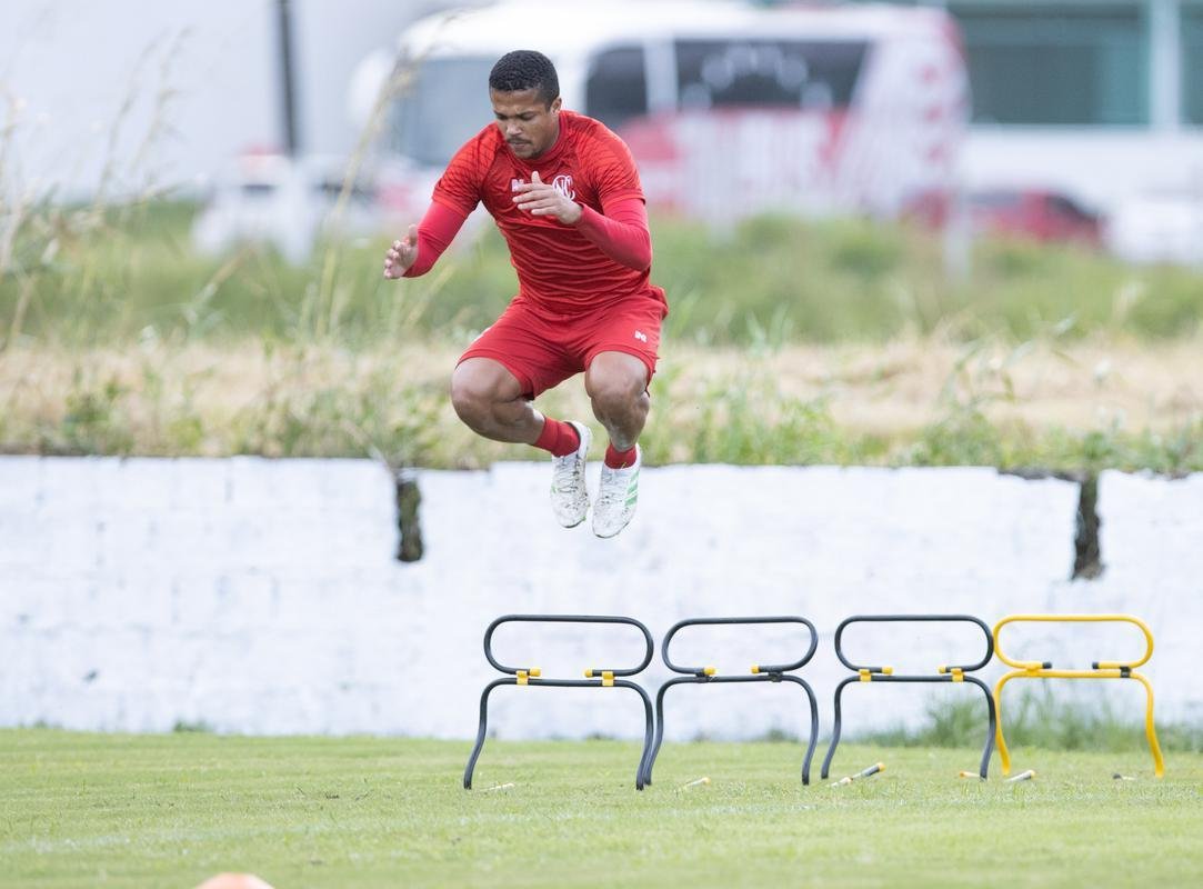 Jogadores do Náutico seguem trainando no CT Wilson Campos, sob a supervisão do técnico Gimar Dal Pozzo. Atletas e membros da comissão técnica são submetidos às medidas de saúde para evitar o contato e gerar possível foco de Covid-19.