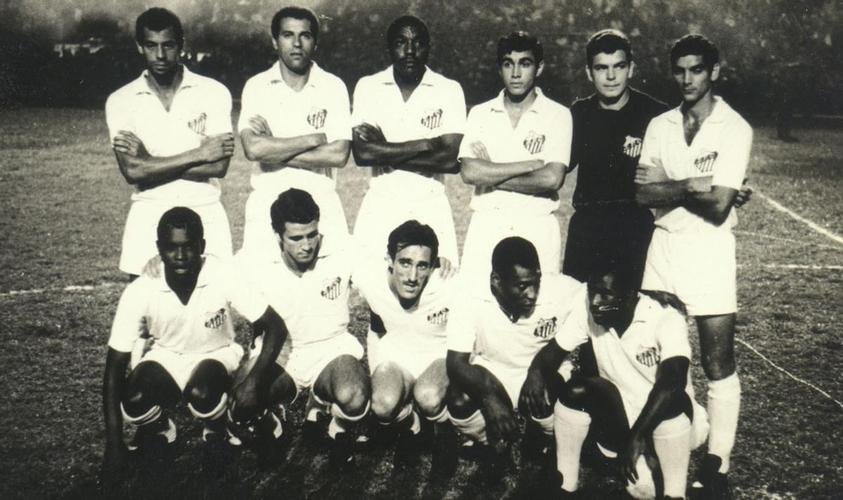 Maio/1968 - Time do Santos campeão paulista. Da esquerda para a direita: Carlos Alberto, R. Delgado, Clodoaldo, Claudio, Joel e Rildo. Agachados: Toninho, Lima, Douglas, Pele e Edu.