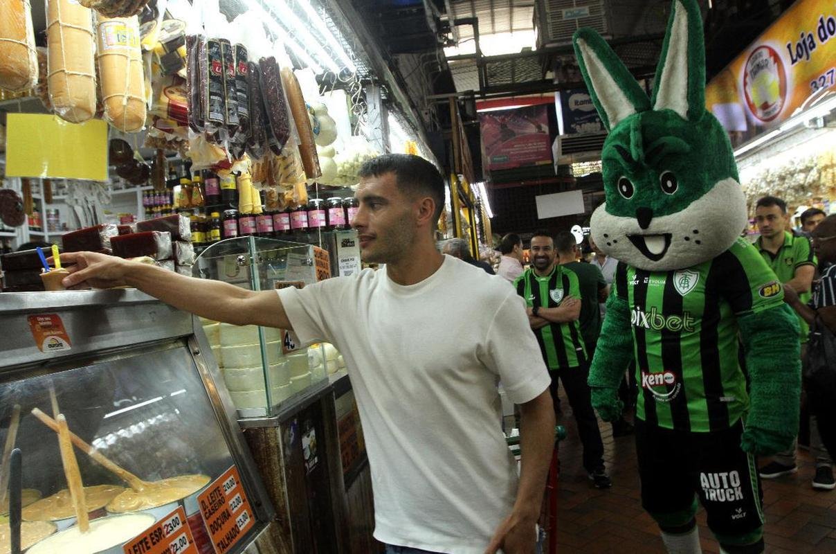 O meia argentino Emmanuel Martinez foi apresentado pelo Am�rica nesta ter�a-feira (16/8), em evento realizado no Mercado Central, em Belo Horizonte.