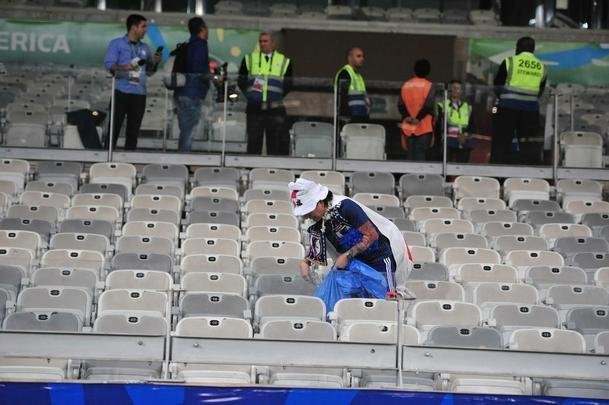Depois do empate entre Japo e Equador, por 1 a 1, pela Copa Amrica, um torcedor japons deu um bom exemplo aos brasileiros. Com pacincia, ele recolheu lixo em vrios pontos do setor em que se encontrava no Mineiro. Na Copa de 2014, no Brasil, os nipnicos j haviam mostrado civilidade ao mundo ao limpar arquibancadas e vestirios dos estdios.