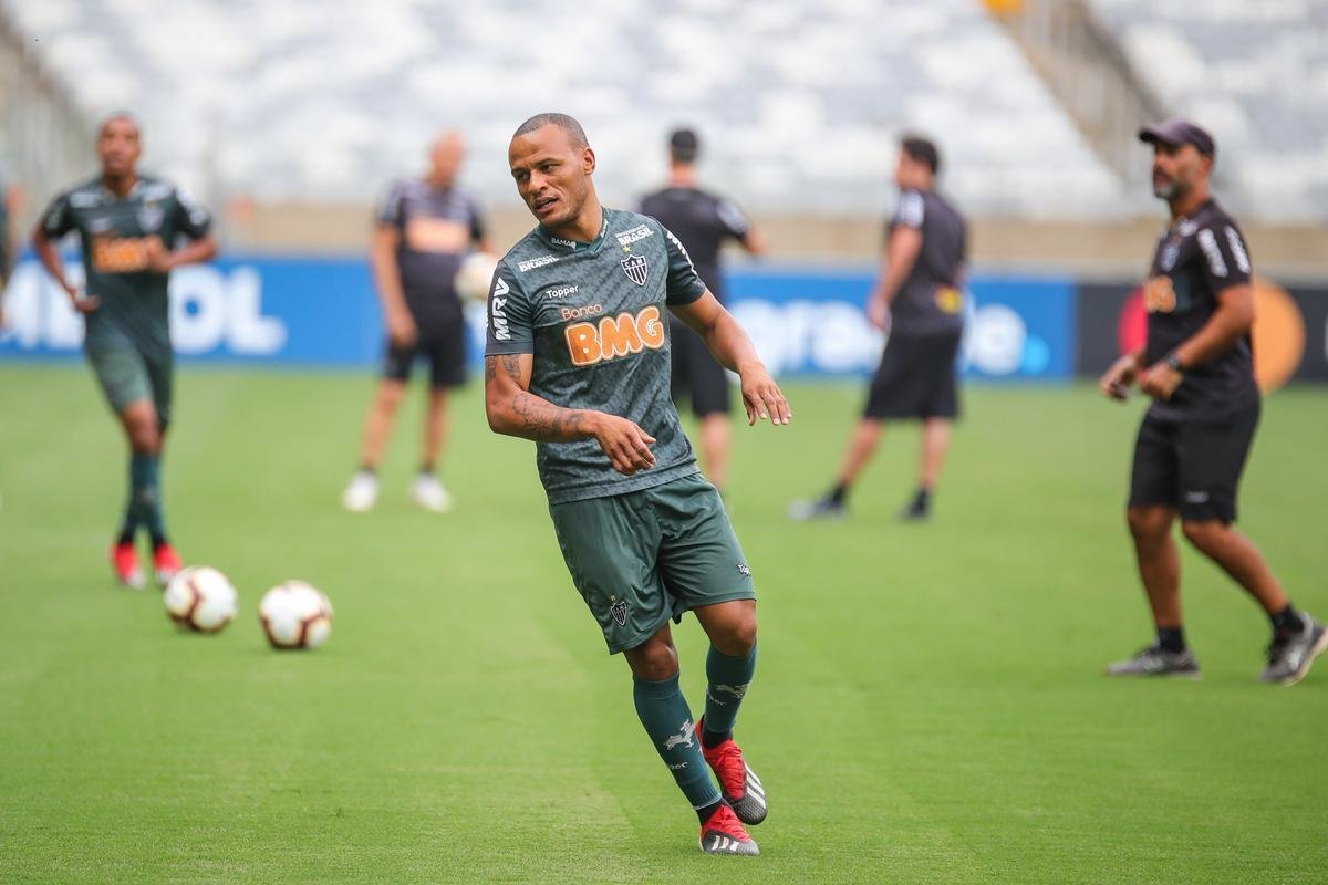 Levir Culpi comanda treino no Mineiro antes da estreia no Grupo E da Libertadores