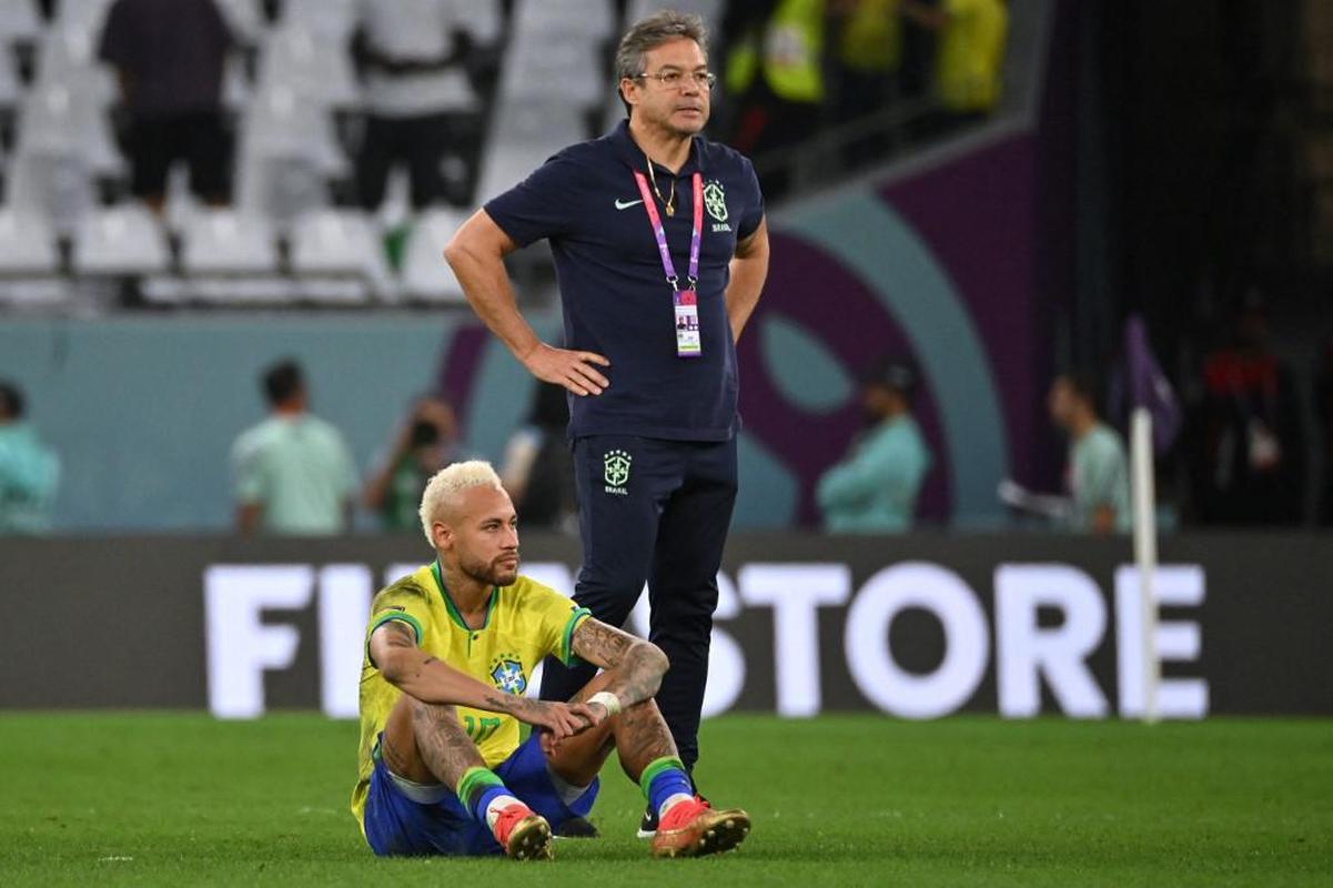 Jogadores do Brasil choram desolados com a eliminao