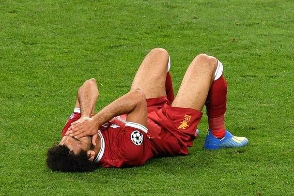 Salah, do Liverpool, sofreu falta de Sergio Ramos, machucou ombro esquerdo e deixou a final no primeiro tempo